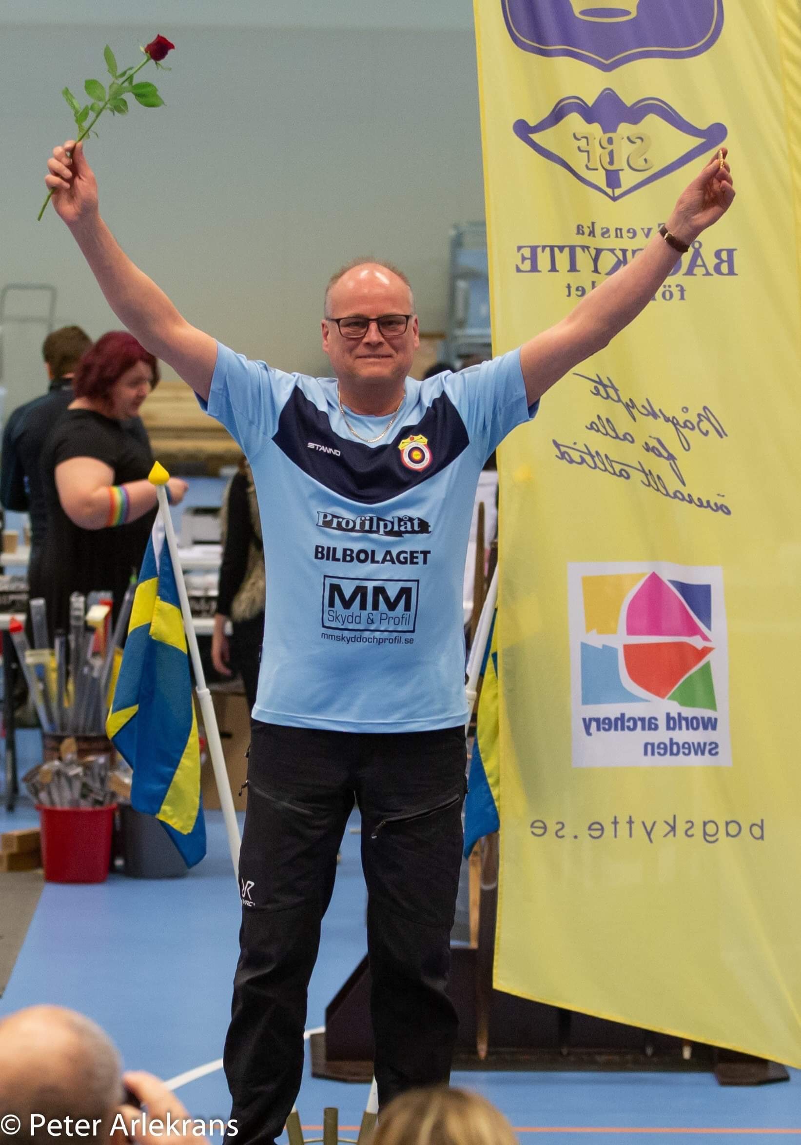 En man som sträcker armarna upp i luften i en segergest