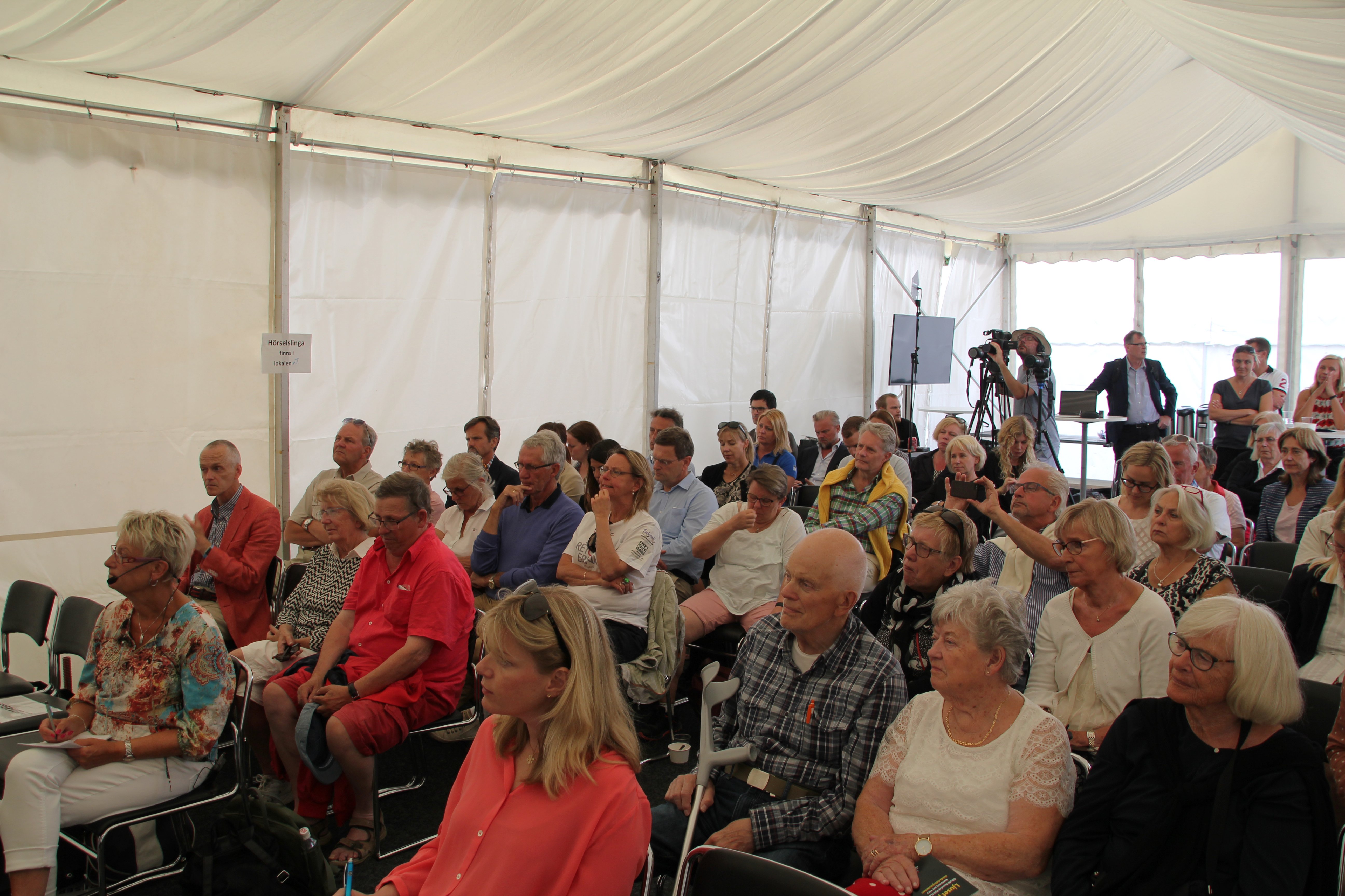 Det var fullsatt i tältet i Hälsodalen.